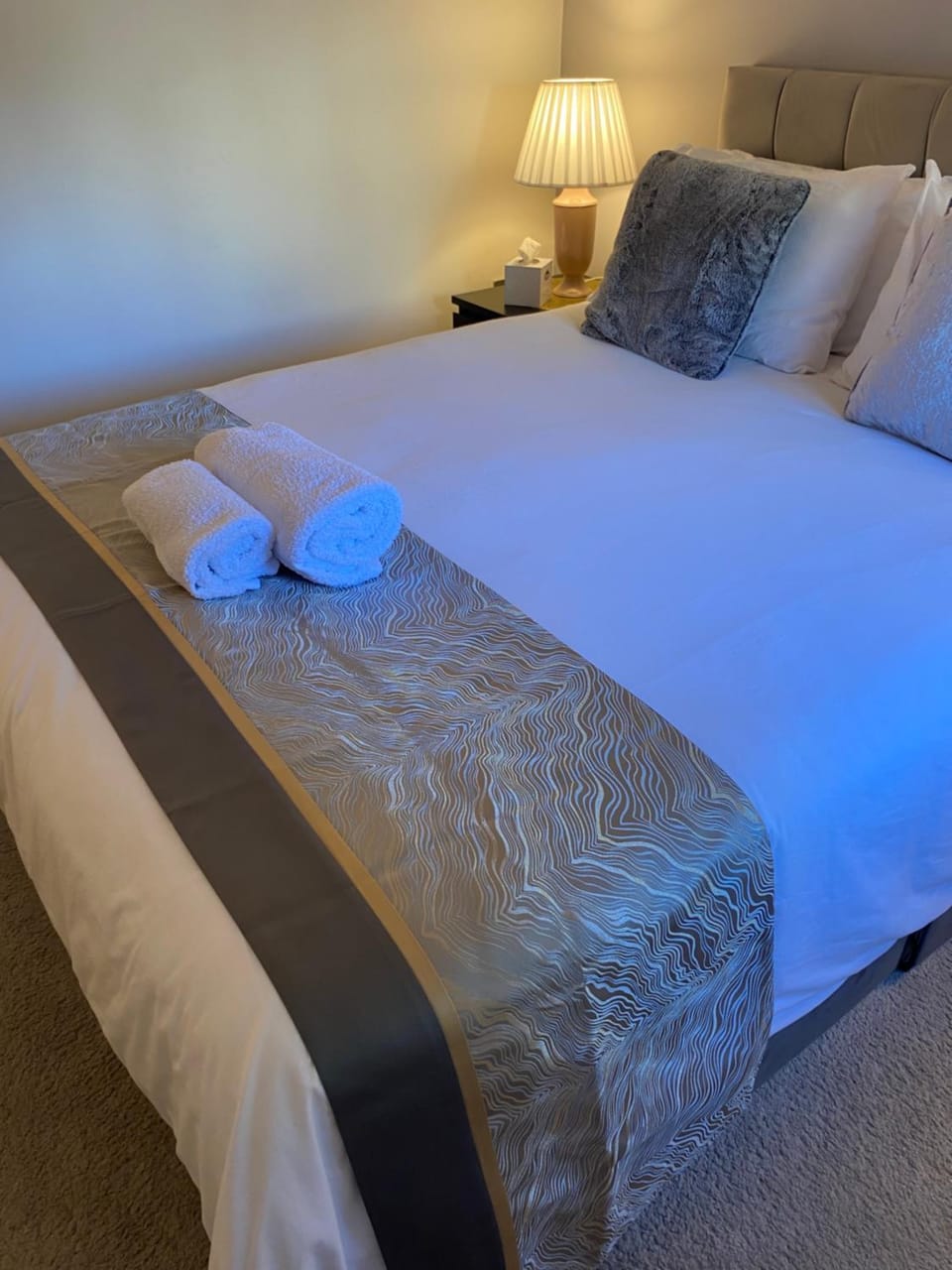 Bed, Bedroom, towels