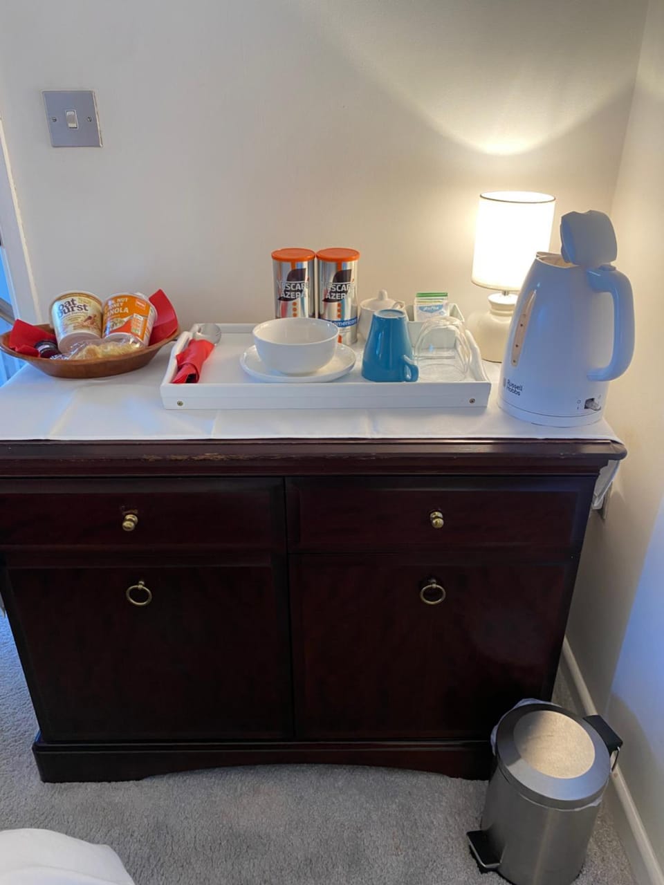 Coffee/tea facilities, Food and drinks, Food