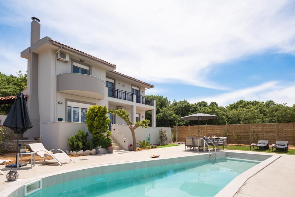 Property building, Patio, Spring, Day, Garden, Garden view, Pool view, Swimming pool, Swimming pool, sunbed