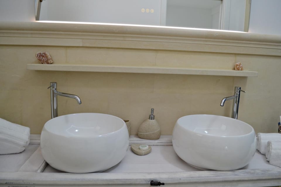 Bathroom, towels