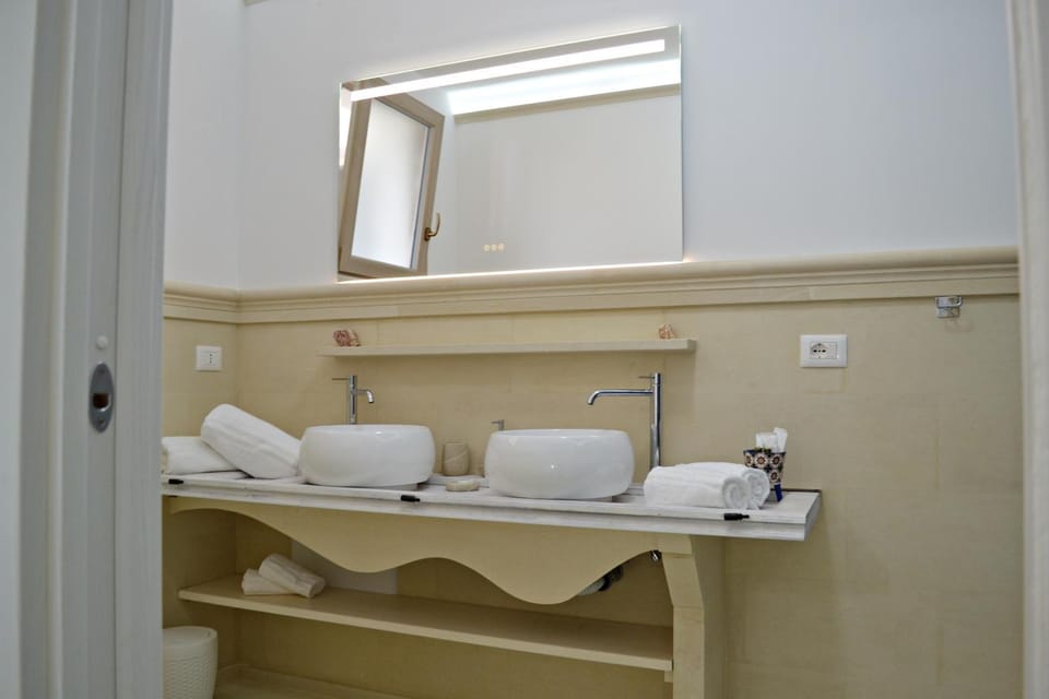 Bathroom, towels