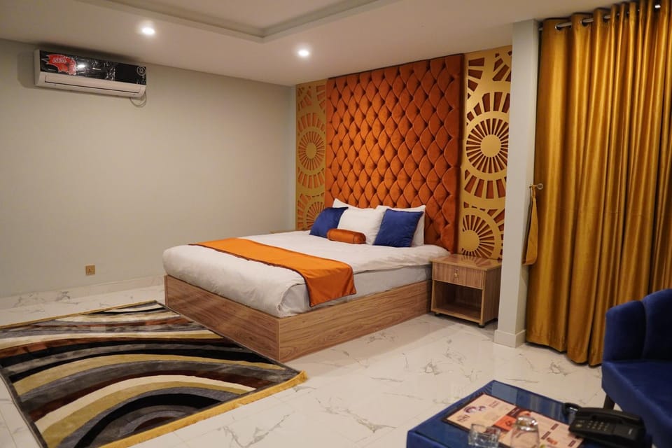 Bed, Seating area, air conditioner