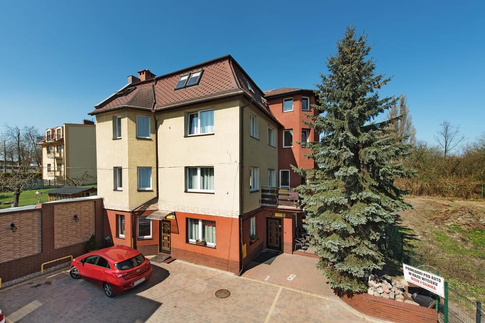 Facade/entrance, Natural landscape, BBQ facilities, Billiard, Garden, Balcony/Terrace, Floor plan, Family