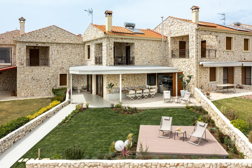 Property building, Patio, Spring, Day, Garden, View (from property/room), Balcony/Terrace, Garden view, sunbed