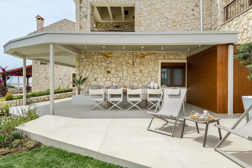 Property building, Patio, Spring, Day, Garden, View (from property/room), Balcony/Terrace, Dining area, Garden view, sunbed