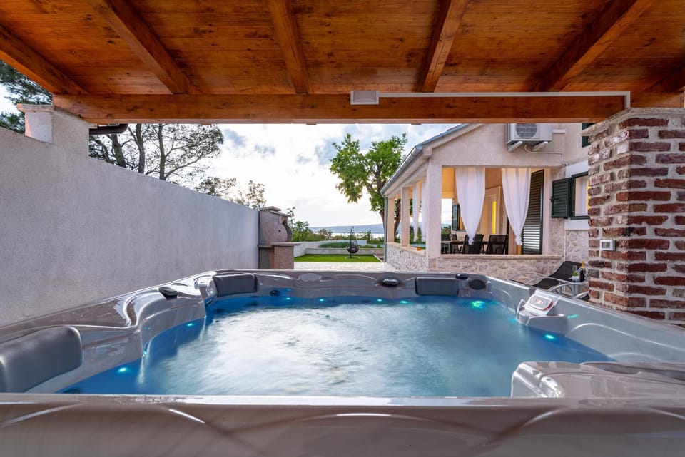 Hot Tub, sunbed