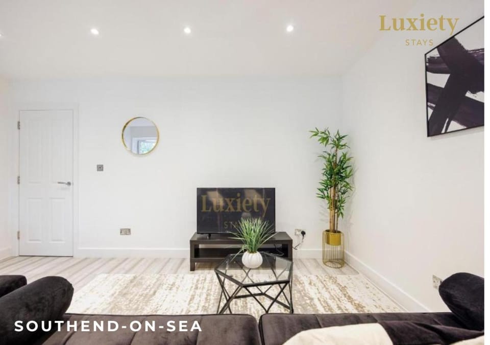 TV and multimedia, Living room, Seating area, Evening entertainment