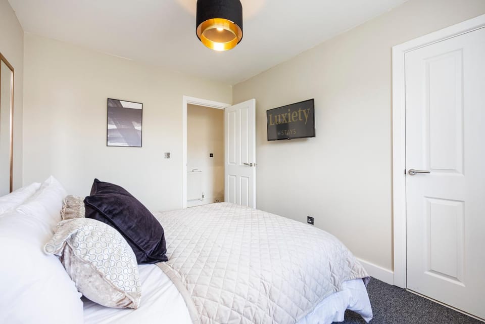 Bed, TV and multimedia, Bedroom