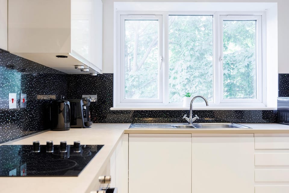 Coffee/tea facilities, oven, stove, kitchen