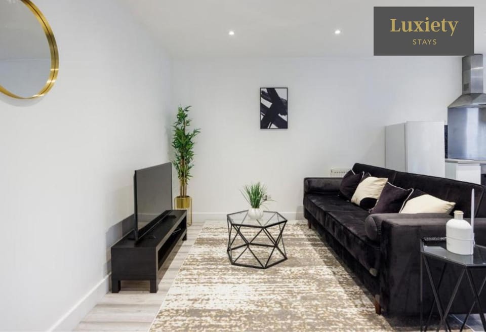TV and multimedia, Living room, Seating area, Evening entertainment