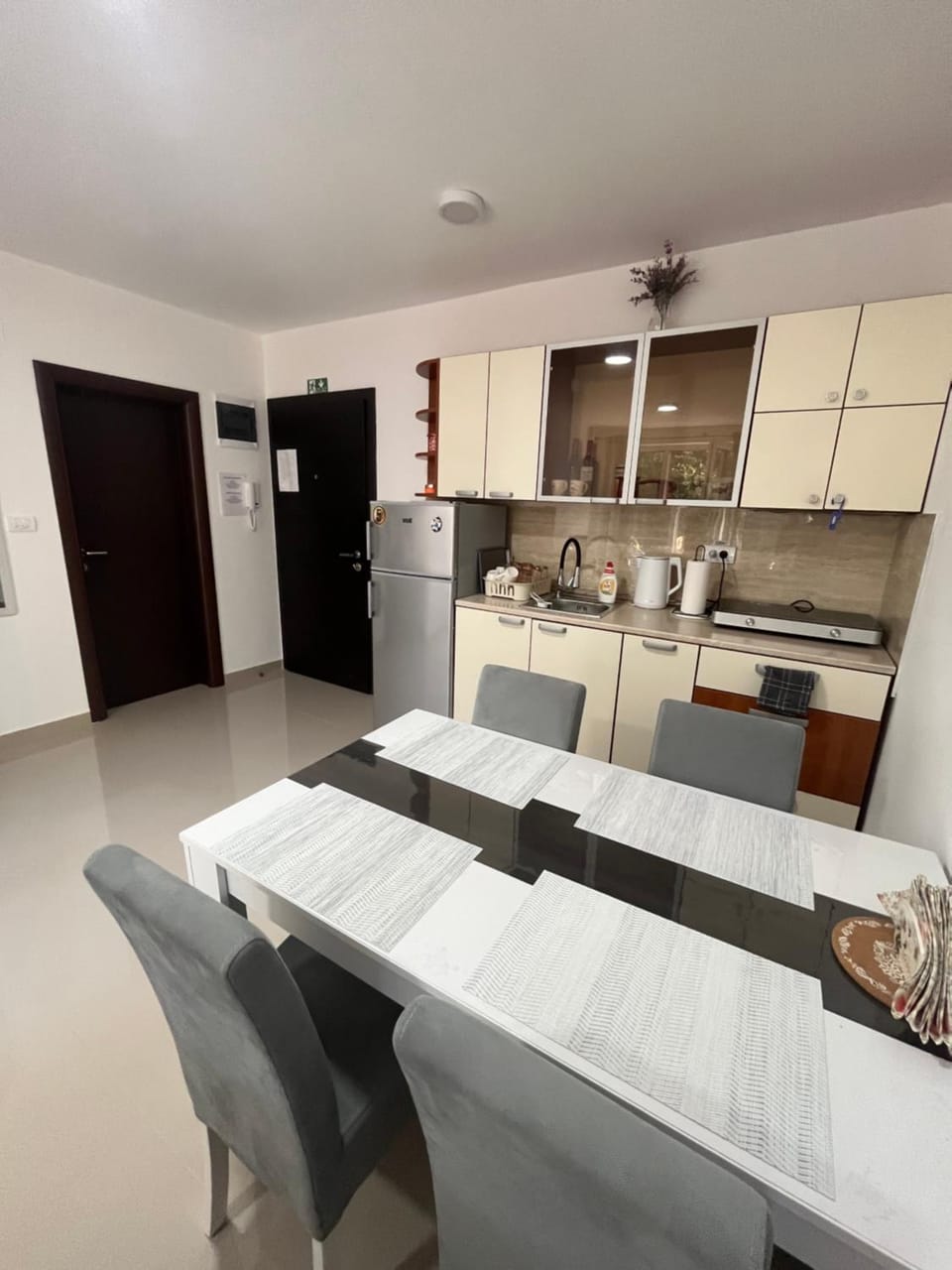 Kitchen or kitchenette, Dining area