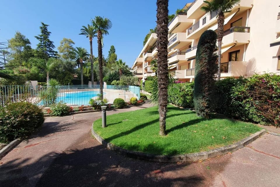 Cannes Conseil Immo -Résidence avec piscine, appartement avec terrasse pour 4 personnes Apartment in Cannes