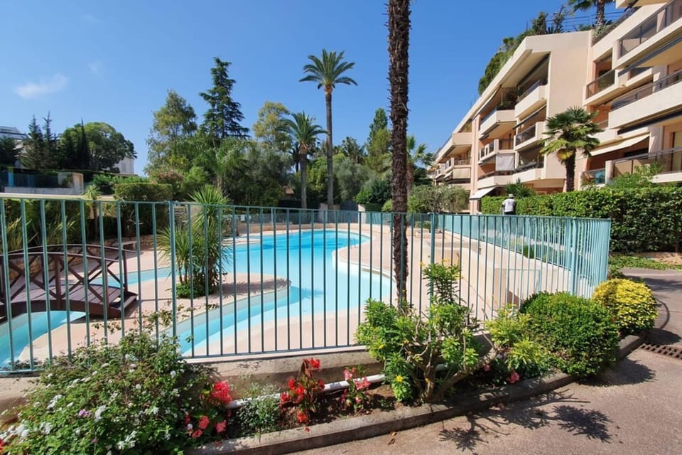 Cannes Conseil Immo -Résidence avec piscine, appartement avec terrasse pour 4 personnes Apartment in Cannes