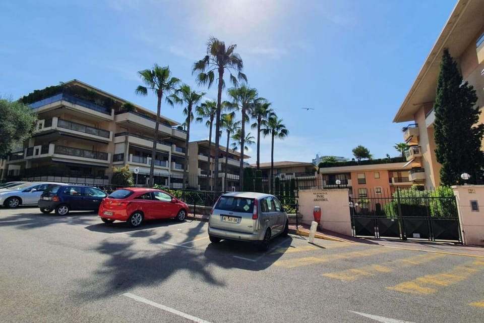 Cannes Conseil Immo -Résidence avec piscine, appartement avec terrasse pour 4 personnes Apartment in Cannes