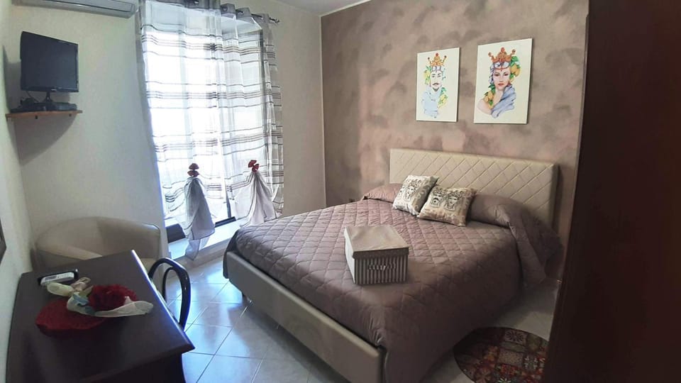 Bed, TV and multimedia, Photo of the whole room, Bedroom