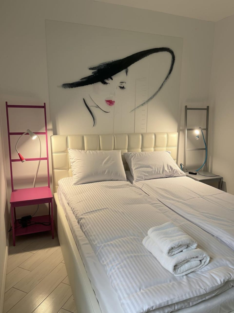 Bed, Bedroom, towels