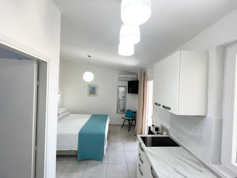 Bedroom, kitchen