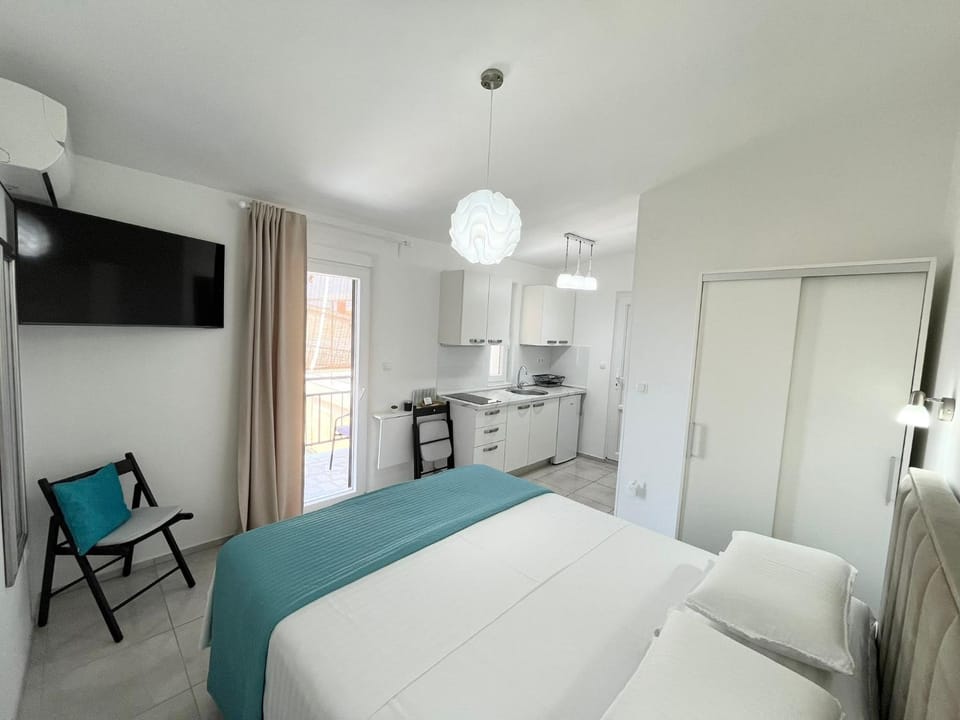 Bed, Kitchen or kitchenette, Bedroom