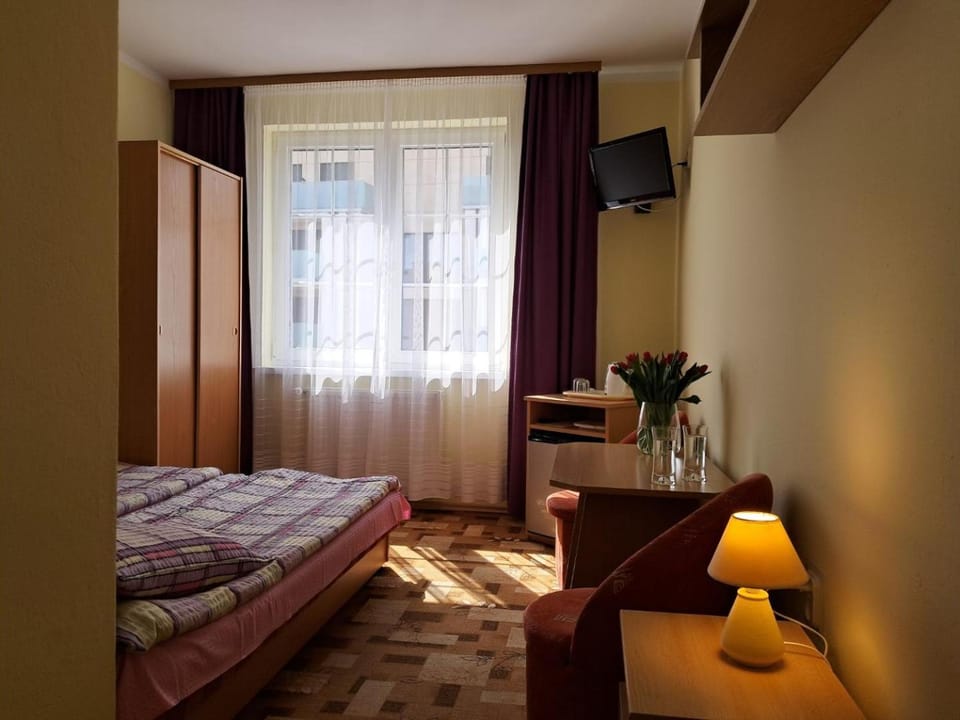 Bed, TV and multimedia, Photo of the whole room