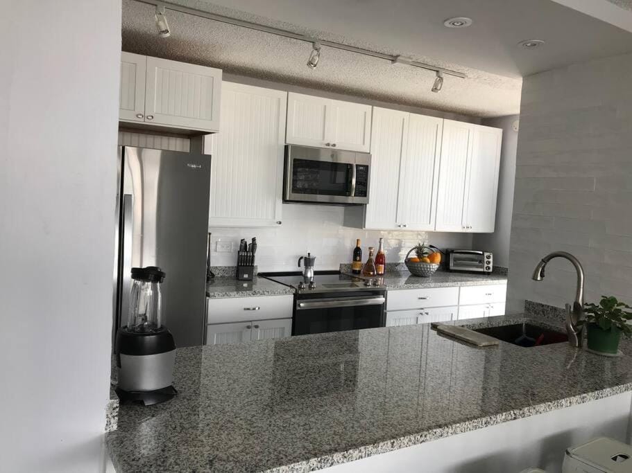 Beach Rental LUX Apt 3BR-2BTH+Sofabed+City & Ocean View Apartment in Carolina