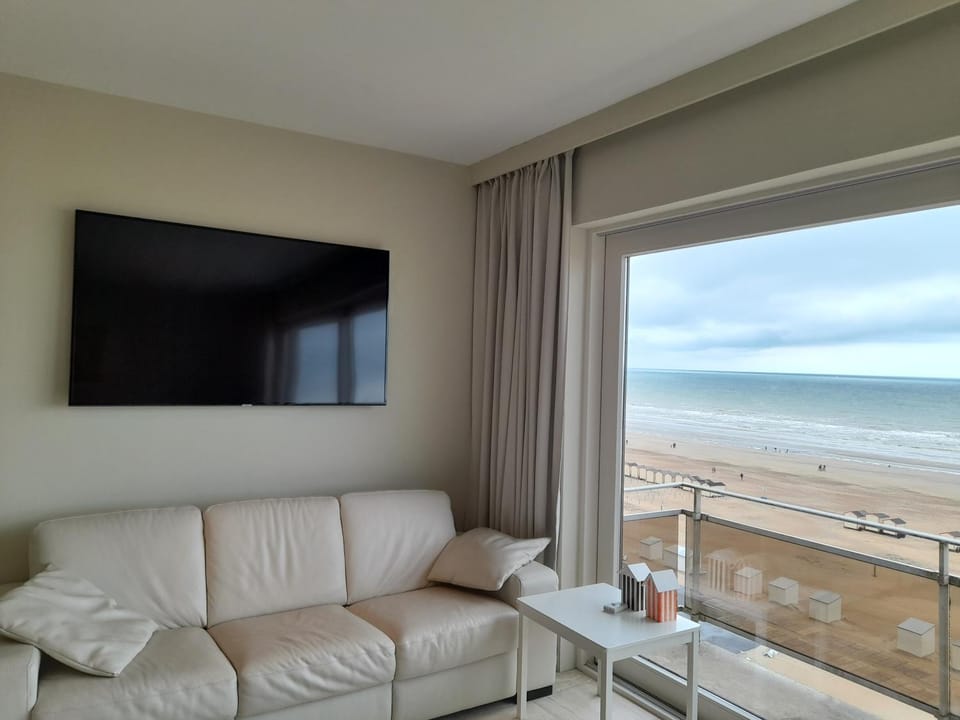 TV and multimedia, Living room, Seating area, Sea view