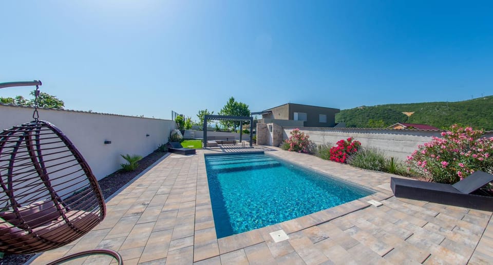 Patio, Mountain view, Pool view, Swimming pool, sunbed