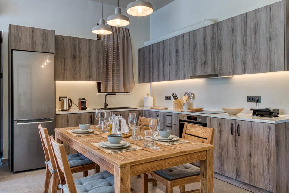 Dining area, kitchen