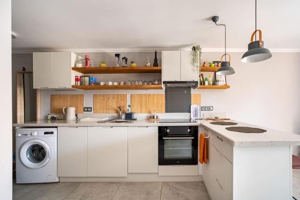 Coffee/tea facilities, Kitchen or kitchenette, dishwasher, oven, stove, toaster, washing machine