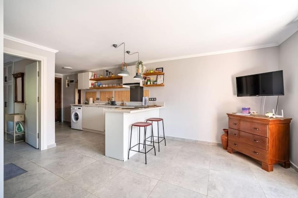 TV and multimedia, Kitchen or kitchenette, Dining area, Breakfast, oven, stove