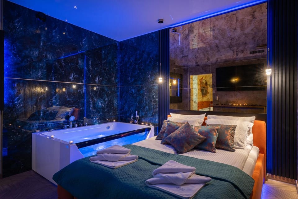 Hot Tub, Seating area