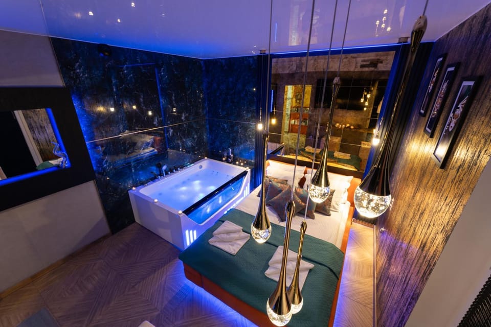 Hot Tub, Photo of the whole room