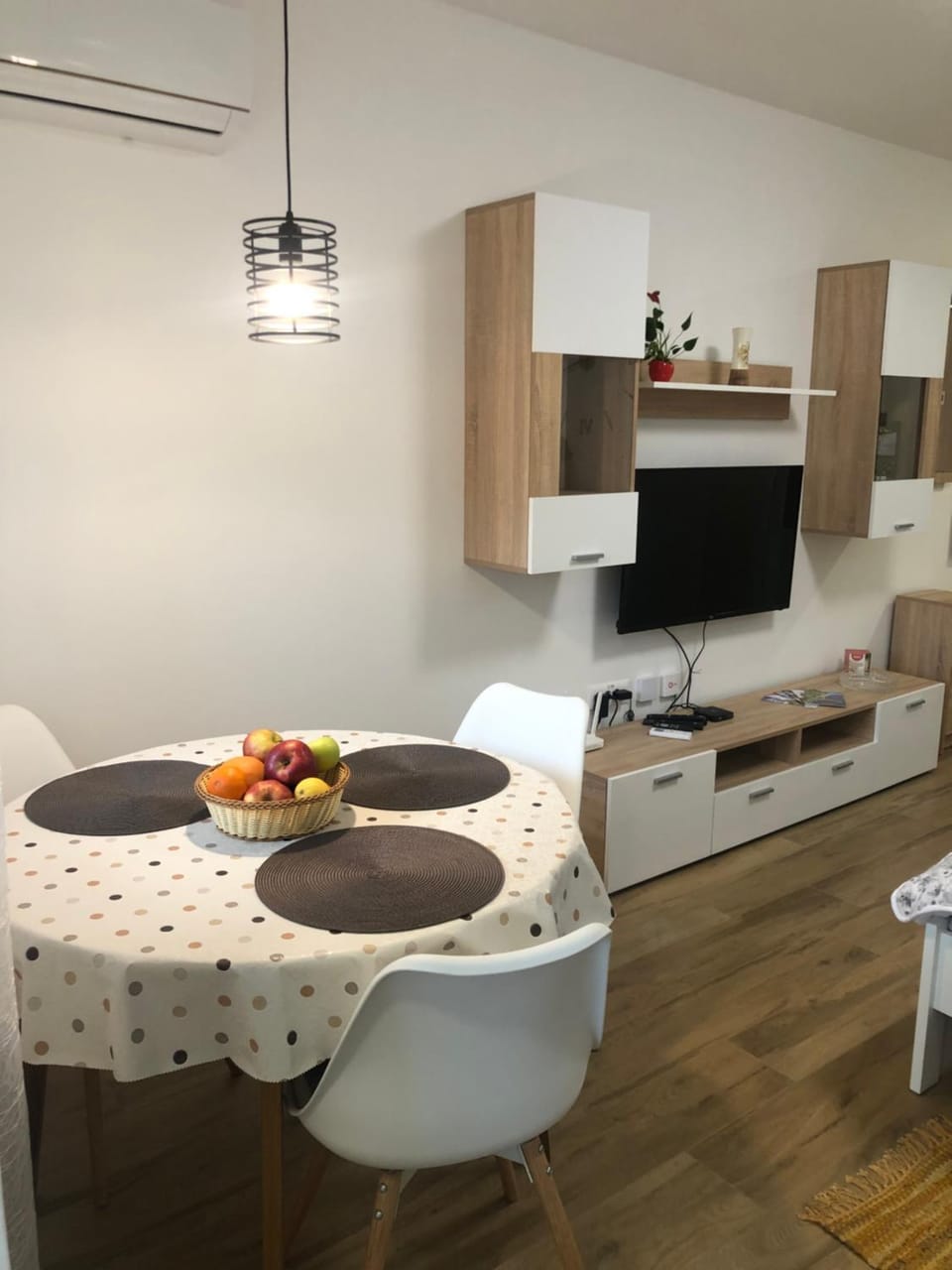 Communal lounge/ TV room, TV and multimedia, Dining area, Food