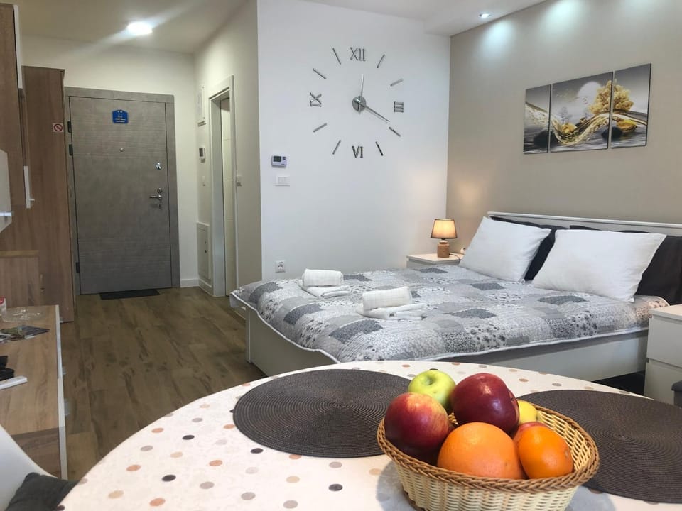 Bed, Photo of the whole room, Bedroom, Food