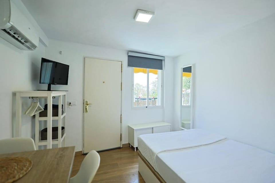 Bed, TV and multimedia, Photo of the whole room, Bedroom, air conditioner
