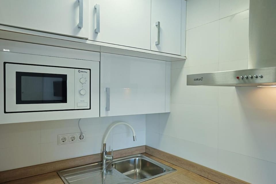 Kitchen or kitchenette, microwave, stove