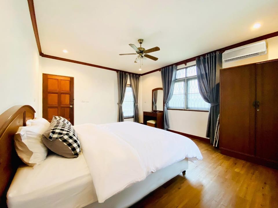 Property building, Bed, Photo of the whole room, Bedroom, wardrobe, air conditioner