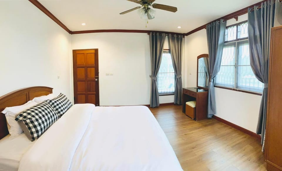 Bed, Photo of the whole room, Bedroom, air conditioner