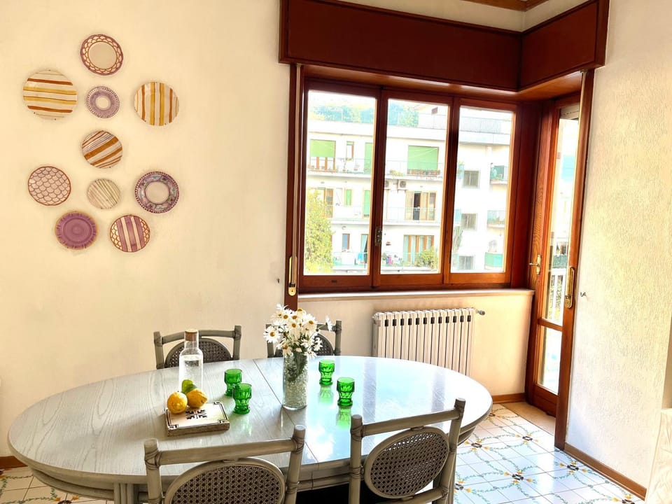 Living room, Food and drinks, Seating area, Dining area, Food, Drinks