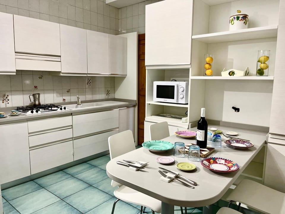 Coffee/tea facilities, Kitchen or kitchenette, Food and drinks, Dining area, Food, dishwasher, minibar, oven, pet friendly, stove, toaster