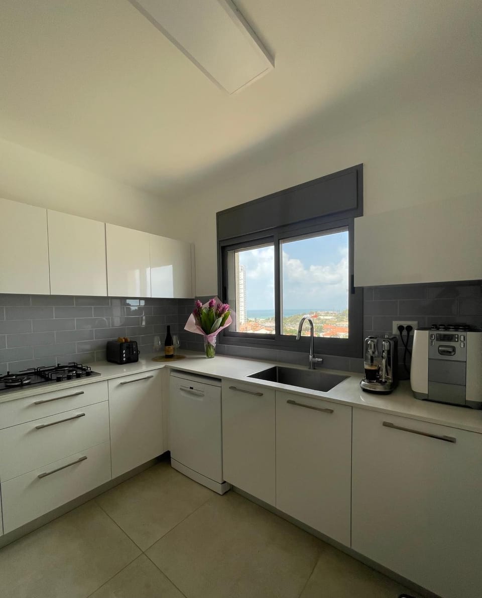 SEA & FUN Apartment in Haifa District