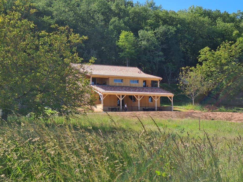 Le Séchoir des acacias, Gite Les Falaises avec piscine chauffée Apartment in Occitanie
