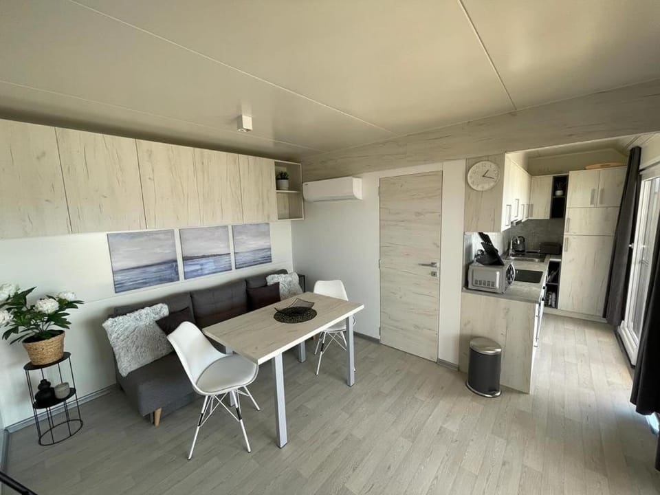 TV and multimedia, Living room, air conditioner