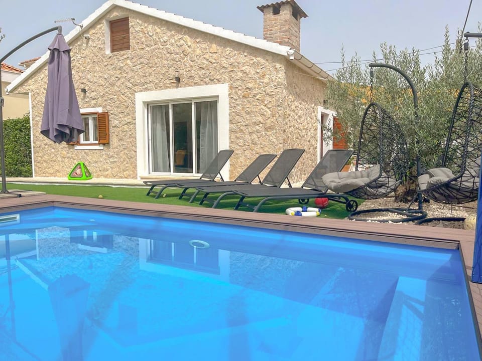 Property building, Patio, Day, Garden, Pool view, Swimming pool, sunbed