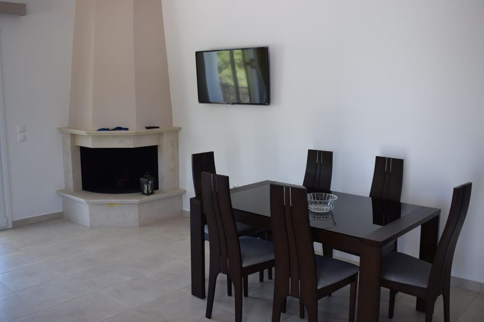 TV and multimedia, Living room, Seating area, Dining area