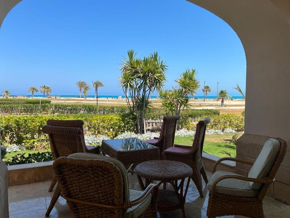 Lazorde bay sea front family chalet first row with garden سيدي عبد الرحمن الساحل الشمالي لازرودي باي Chalet in Egypt