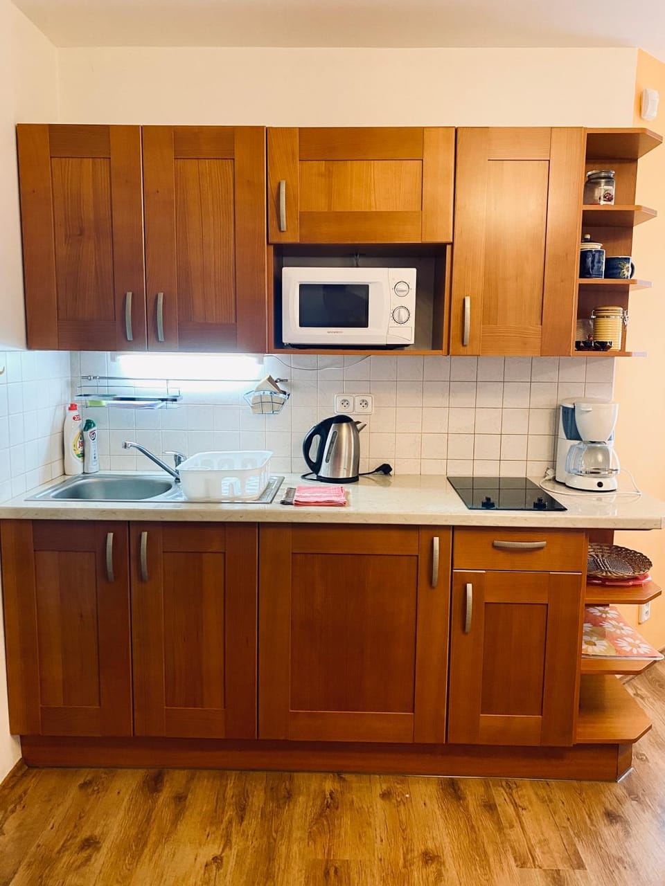 Coffee/tea facilities, Kitchen or kitchenette, stove, kitchen