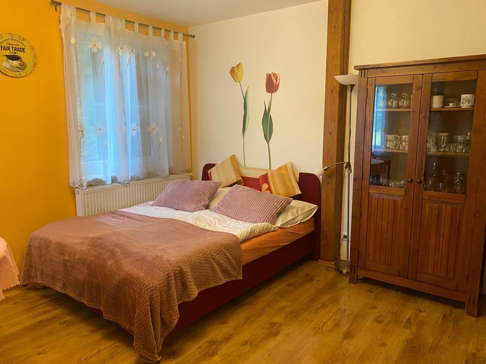 Bed, Living room, Photo of the whole room