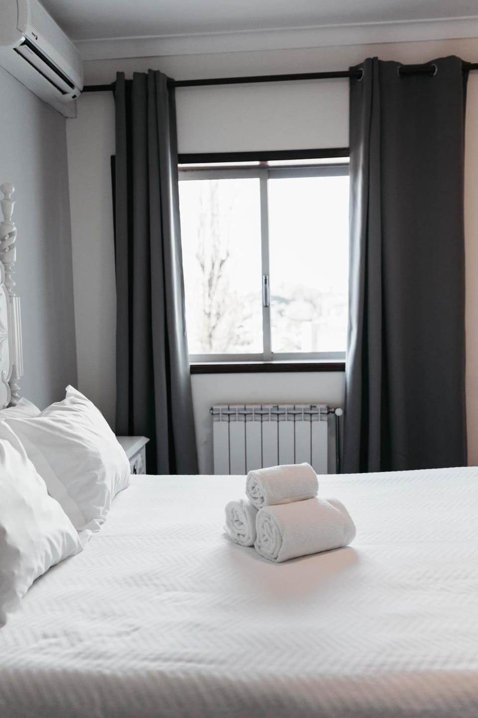 Bed, Bedroom, towels, air conditioner