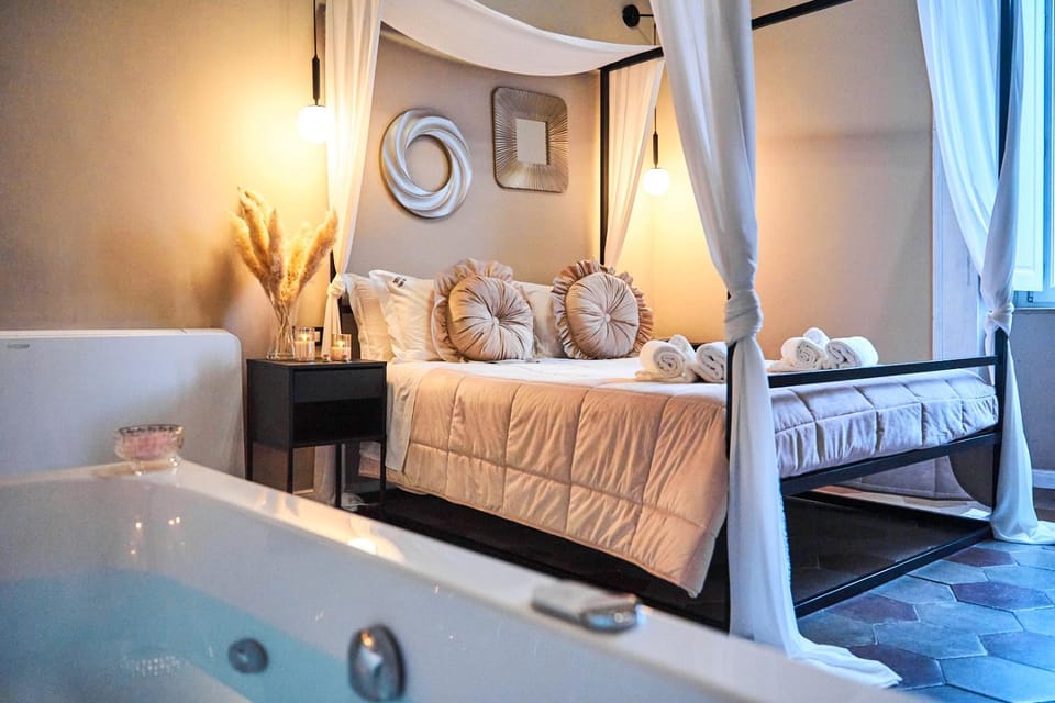 Bed, Hot Tub, Bedroom, towels