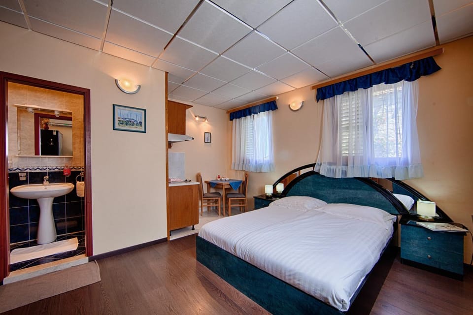 Bed, Kitchen or kitchenette, Photo of the whole room, Seating area, Bedroom